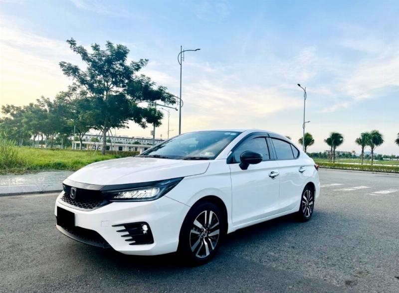 Ba chiếc ô tô khác nhau (sedan, SUV, hatchback) đang đỗ gần một địa điểm du lịch nổi tiếng ở Đà Lạt, minh họa sự đa dạng của các loại xe thuê